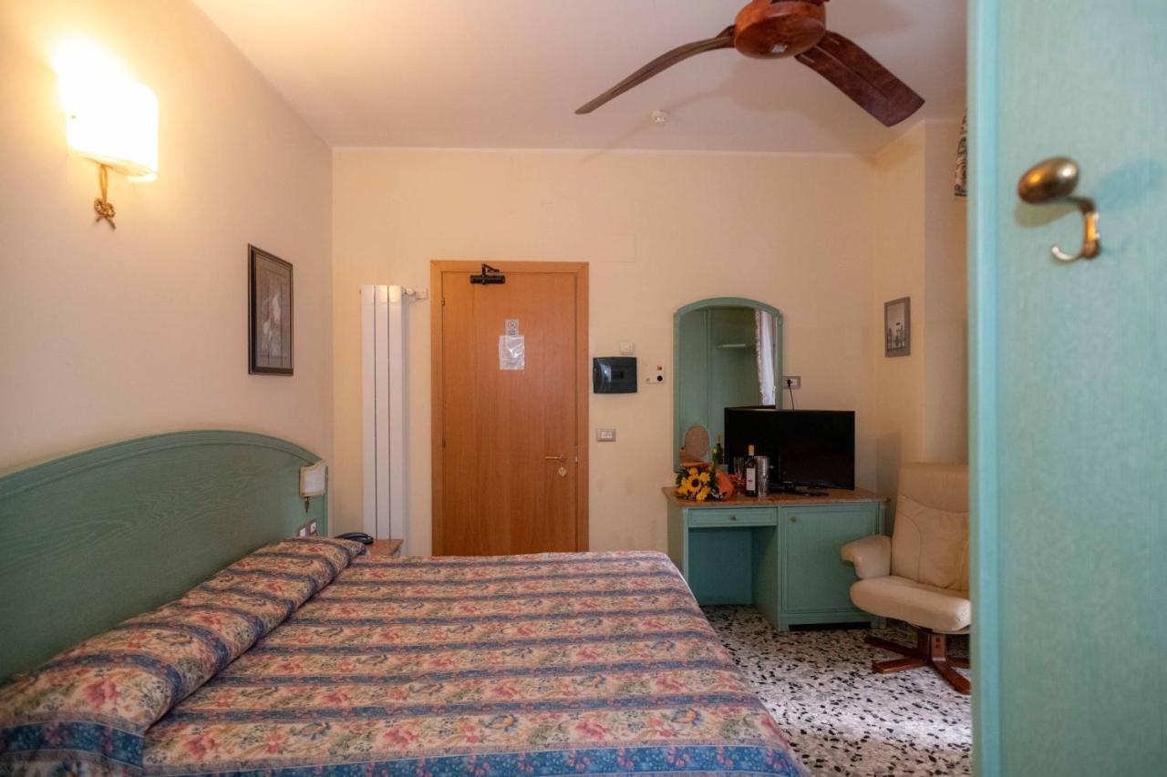 Hotel Magnolia Albenga Exteriör bild