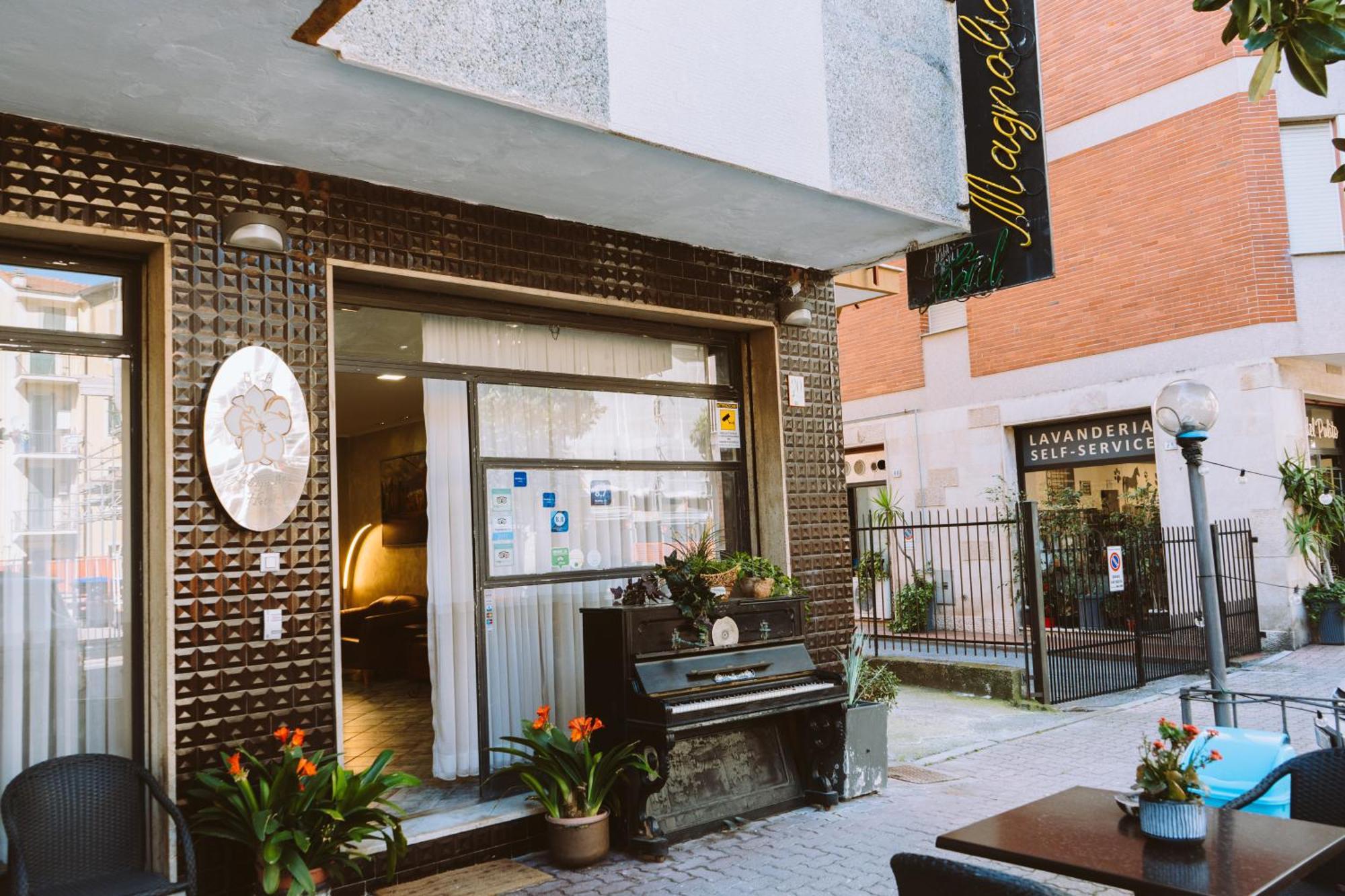 Hotel Magnolia Albenga Exteriör bild